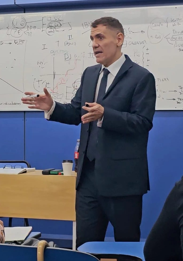 Dr. Javier Ignacio Baños dando clase