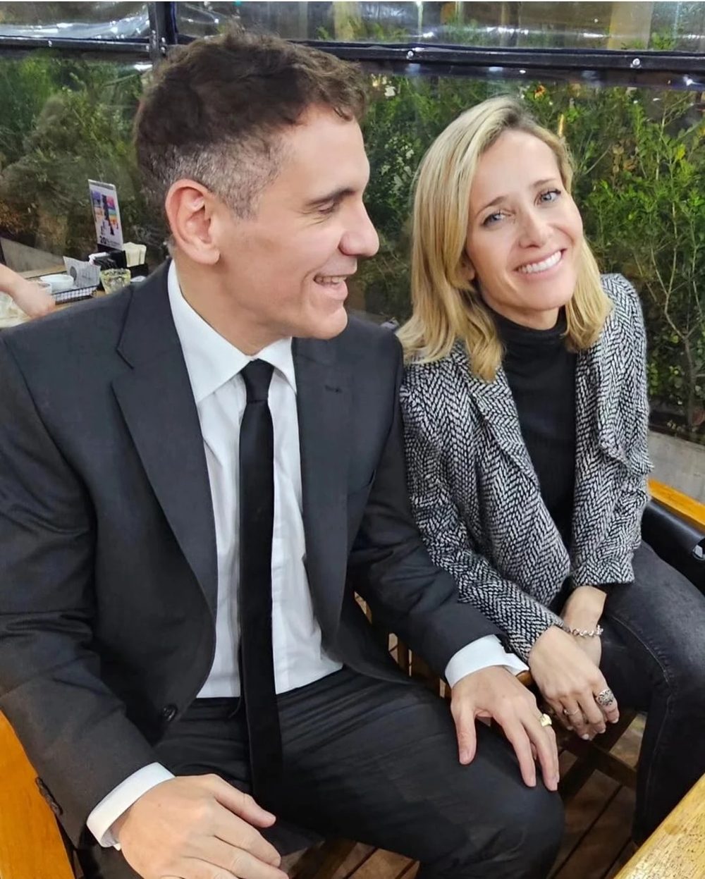 Dr. Javier Ignacio Baños. Junto a su clienta Julieta Prandi